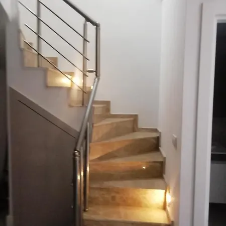 Villa Ev Konforunu Aratmayacak Havuzlu Villa Kusadası